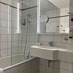 Badezimmer Premium Room mit Balkon Hotel Stockalperhof
