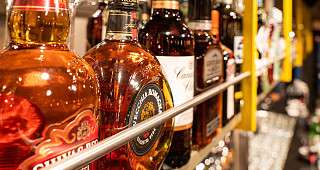 Bar mit Alkoholflaschen Bar mit Alkoholflaschen